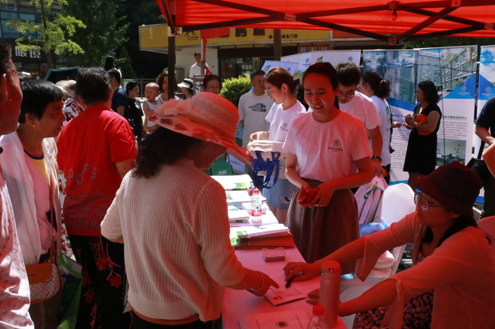 活动现场，向参加者发放陕西必赢亚洲集团宣传资料。.jpg